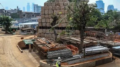 Sejumlah pekerja tampak sibuk menyelesaikan proyek revitalisasi kawasan Taman Ismail Marzuki (TIM) di Jakarta, Senin (25/11/2019). (Antara/Muhammad Adimaja)