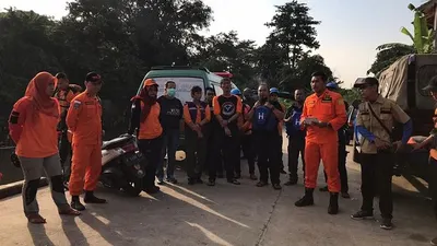 Tim SAR gabungan untuk pencarian bocah tenggelam di kali Ciliwung dilanjutkan, Minggu (8/3/2020). (Humas Kantor Pencarian dan Pertolongan Jakarta)