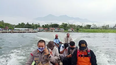 Tim SAR gabungan melakukan pencarian pesawat jatuh di Danau Sentani, Jayapura, Papua, Selasa (12/5/2020).