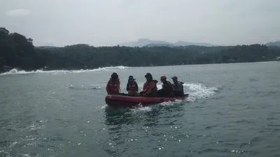 Pencarian pemuda hanyut di pantai Karang Hawu (dokumentasi tim SAR)