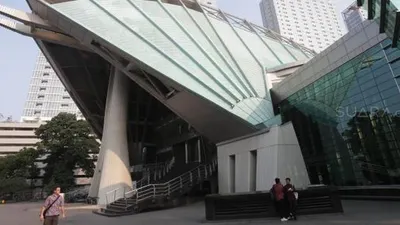 Pekerja menyelsaikan atap gedung Taman Ismail Marzuki, Jakarta, Rabu (28/9). [Suara.com/Muhaimin A Untung]