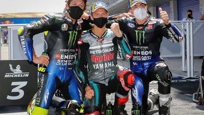 Pembalap tim Petronas Yamaha, Fabio Quartararo (tengah), berhasil menjadi juara, diikuti duo rider Monster Energy Yamaha, Maverick Vinales serta Valentino Rossi. (dok MotoGP)