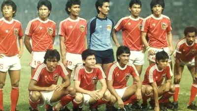 Ricky Yacobi (kanan berdiri) bersama Timnas Indonesia 1987. (dok)