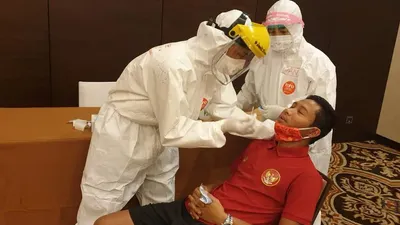 Evan Dimas menjalani tes swab saat dipanggil mengikuti TC Timnas senior dalam persiapan Kualifikasi Piala Dunia 2022. (dok PSSI)