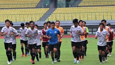 Ketua Umum PSSI berlatih bersama timnas. (dok PSSI)