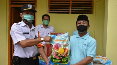 JAKARTA TIMUR: Warga yang Positif Covid-19 di Kel. Jatinegara Dapat Bantuan Sembako