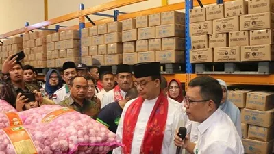 Gubernur Anies Baswedan mengecek stook pangan di gudang PT. Food Station Tjipinang Jaya (timur.jakarta.go.id)