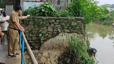 sebagai ilustrasi.  Bupati Zaki didampingi oleh Kepala Dinas Bina Marga Sumber Daya Air (DBMSDA) Slamet Budhi meninjau lokasi yang menjadi potensi terjadinya kerawanan banjir di Kelurahan Bencongan Kecamatan Kelapa Dua Kabupaten Tangerang/ dok humas