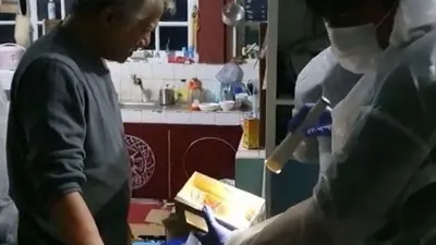 Tio Pakusadewo saat digeledah polisi (Istimewa)
