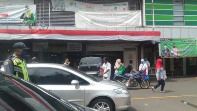 Suasana di depan pusat perbelanjaan Tip Top Rawamangun, Jakarta Timur, pada Kamis (6 Agustus 2020)/istimewa