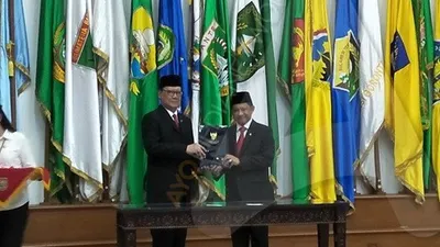 Menteri PAN RB, Tjahjo Kumolo, serah terima jabatan dengan penggantinya sebagai Mendagri, Tito Karnavian/Ayojakarta.com