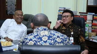 Ketua Umum PWI Pusat, Atal Depari, bersama Menteri PANRB, Tjahjo Kumolo. (Dok. PWI Pusat)