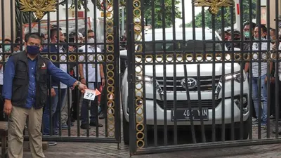 Pra rekonstruksi kasus premanisme kelompok John Kei di Cipondoh Tangerang saat kawanan mobil menerobos gerbang perumahan di Green Lake City/ Suara.com