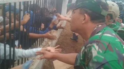 Aparat TNI bagikan air minum ke mahasiswa di depan gedung DPR/Ayojakarta.com