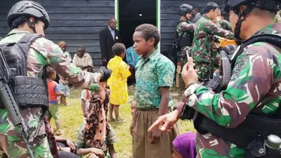 Personel Yonif Raider 321/13/1 Kostrad membagikan sebanyak 200 lembar pakaian batik kepada warga di Kampung Yerusalem, Distrik Mbua, Kabupaten Nduga, Papua, Rabu (2//10/2019)/Antara