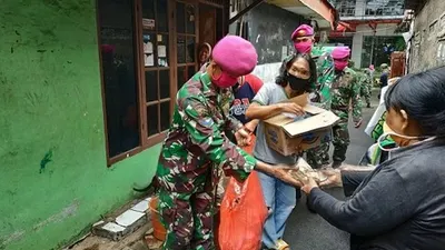 TNI Siapkan Ribuan Nasi Bungkus Setiap Hari Untuk Masyarakat (Puspen TNI)