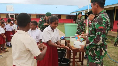 Satgas Yonif Mekanis Raider 411/Pandawa Kostrad ajarkan anak-anak cuci tangan pakai sabun/Puspen TNI