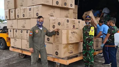 Prajurit TNI yang tergabung dalam Gugus Tugas Percepatan Penanganan Covid-19 terus melakukan pendistribusian Alat Pelindung Diri (APD) ke sejumlah daerah Indonesia. (Dok. Puspen TNI)
