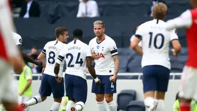 Bek Tottenham Hotspur, Toby Alderweireld (tengah) merayakan golnya ke gawang Arsenal pada laga Liga Inggris 2019/2020 di Tottenham Hotspur Stadium, London, Minggu (12/7/2020) malam WIB. [Julian Finney / POOL / AFP]