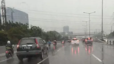Jalan Tol JORR Puri Kembangan dilalui kendaraan roda dua