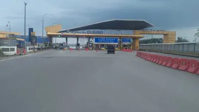 Situasi di gerbang masuk tol Cileunyi Kabupaten Bandung terlihat sepi. Hanya beberapa kendaraan yang masuk menggunakan jalan bebas hambatan ini.(Ayobandung.com/Mildan Abdalloh)