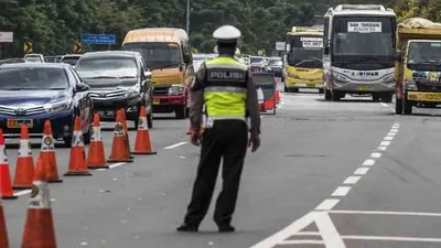 [ilustrasi] Arus balik Libur Natal dan Tahun Baru 2021, contraflow diterapkan di Tol Jakarta-Cikampek. (dok)