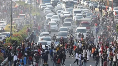 Massa pelajar menutup arus lalu lintas Tol Dalam Kota, Senin (30/9/2019)/Antara