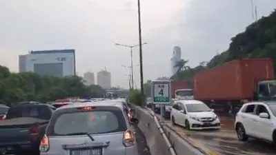 Tangkapan layar dari video amatir warga yang melintas di Tol Kebon Jeruk, Jakarta Barat, pagi tadi.