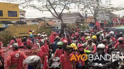 Ribuan buruh di Timur Kabupaten Bandung melakukan aksi blokir jalan di jalur Bandung-Garut, Rancaekek, sebagai bentuk penolakan penetapan Undang-undang Cipta Kerja, Selasa (6/10/2020) (Ayobandung.com/Mildan Abdalloh)