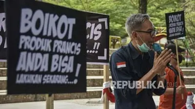 [Ilustrasi] Koordinator aksi M Hafiz menyampaikan orasinya saat aksi seruan boikot produk Prancis di Mataram, NTB, Rabu (4/11). Aksi protes terhadap pernyataan Presiden Prancis, Emmanuel Macron meluas. (dok Republika))