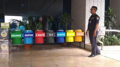 Pemkot Jakarta Utara mengganti tong sampah lama dengan tong sampah pilah di kantor Wali Kota. Penggunaan tong sampah ramah lingkungan itu sesuai dengan Intruksi Gubernur Provinsi DKI Jakarta nomor 107/2019. (Wartakotalive/Junianto Hamonangan)