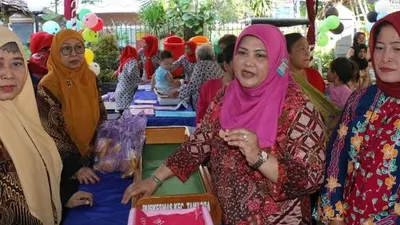 Ketua TP PKK Jakbar Hj. Inad Luciawati Rustam menghadiri Gebyar Posyandu di Kantor Kelurahan Tambora (barat.jakarta.go.id)