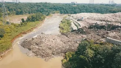 Gunungan sampah di Tempat Pembuangan Akhir (TPA) Cipeucang yang berlokasi di Jalan Kapling Nambo, Serpong, Tangerang Selatan (Tangsel) alami longsor, Jumat (22/5/2020). ist