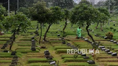Petugas saat membersihkan Tempat Pemakaman Umum (TPU) Karet Bivak, Jakarta Pusat.  (Foto: Republika/Putra M. Akbar)
