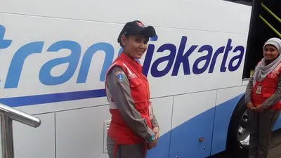 Ilustrasi karyawati Transjakarta (Antara Foto/Abdul Malik)