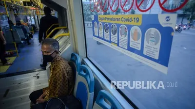 Penumpang menaiki bus transjakarta di Halte Harmoni, Jakarta, Senin (14/9/2020). Jakarta pada tahun ini menjadi juara Sustainable Transport Award. (ilustrasi)  Foto: Republika/Thoudy Badai