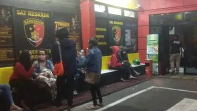 Transpuan saat melaporkan Youtuber Ferdian Paleka. (Suara.com/Cesar Yudistira)
