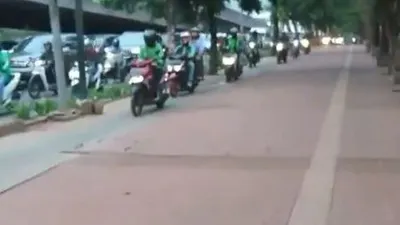 Potongan gambar dari video viral yang diposting akun Koalisi Pejalan Kaki di Twitter.