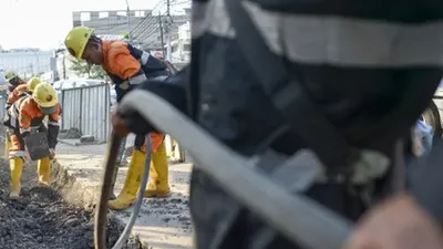 Pekerja membongkar trotoar lama di Jalan Cikini Raya depan Taman Ismail Marzuki (TIM), Jakarta, Rabu (19/6/2019). Revitalisasi trotoar di sepanjang Jalan Cikini Raya-Pramuka dan Jalan Kramat Raya-Salemba sepanjang 10 kilometer dengan anggaran sebesar Rp75 miliar tersebut bertujuan agar ramah bagi pejalan kaki dan penyandang disabilitas. ANTARA FOTO/Nova Wahyudi/wsj.