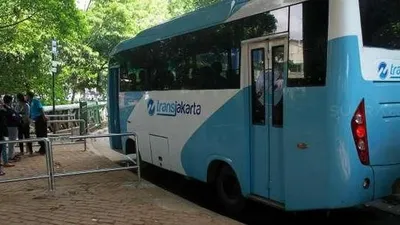 Feeder Transjakarta di kawasan Stasiun Tebet, Jakarta, Selasa (10/5/2020). Sebagai ilustrasi [Suara.com].