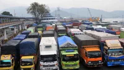 Ilustrasi antrian truk hendak menyeberang di pelabuhan/Aptrindo