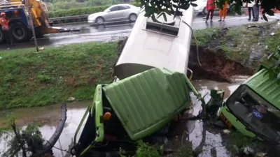 Ada Kecelakaan di Tol Meruya, 2 Truk Terguling Masuk Parit