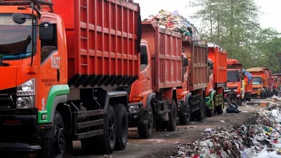 Ilustrasi truk pengangkut sampah milik DKI Jakarta (Antara Foto/Risky Andrianto)