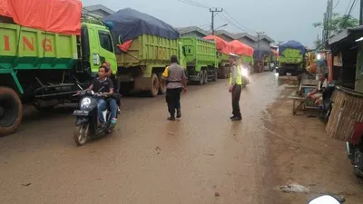 Truk pengangkut tanah di Kosambi/Polresmetrotangerang.com