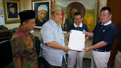CEO DAAI TV Indonesia, Hong Tjhin menyerahkan secara simbolis bantuan medis kepada Ketua PBNU Bidang Kesehatan yang juga Pembina Tim COVID-19 PBNU, dr. Syahrizal Syarif di kantor Badan Nasional Pengendalian Bencana (BNPB), Jakarta Timur. ( DAAI TV)