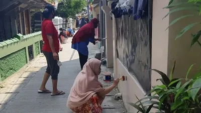 Ibu-ibu di Kelurahan Tugu Selatan, Kecamatan Koja, Jakarta Utara ikut mengecat tembok di sepanjang Jalan Haji Tiung sebagai persiapan merayakan HUT RI ke-75/ dok