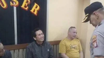 Tiga tukang ojek pemeras penumpang ketika diperiksa oleh polisi. (Tribunnews/Istimewa)