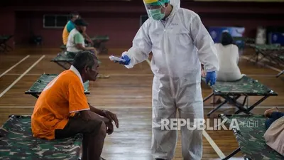 Ilustrasi, Petugas medis melakukan pengecekan suhu tubuh kepada tunawisma. Foto: Republika/Thoudy Badai