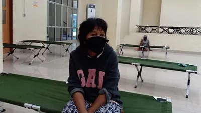 Salah seorang tunawisma dari kawasan Tanah Abang yang ditampung di GOR Karet Tengsin, Senin (27/4/2020). (Antara/Sudin Sosial Jakarta Pusat)