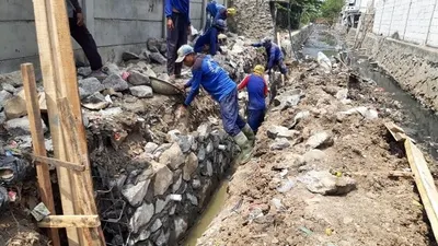 Pemasangan turap di Kali Gubuk Genteng oleh Sudin SDA Jakut/utara.jakarta.go.id